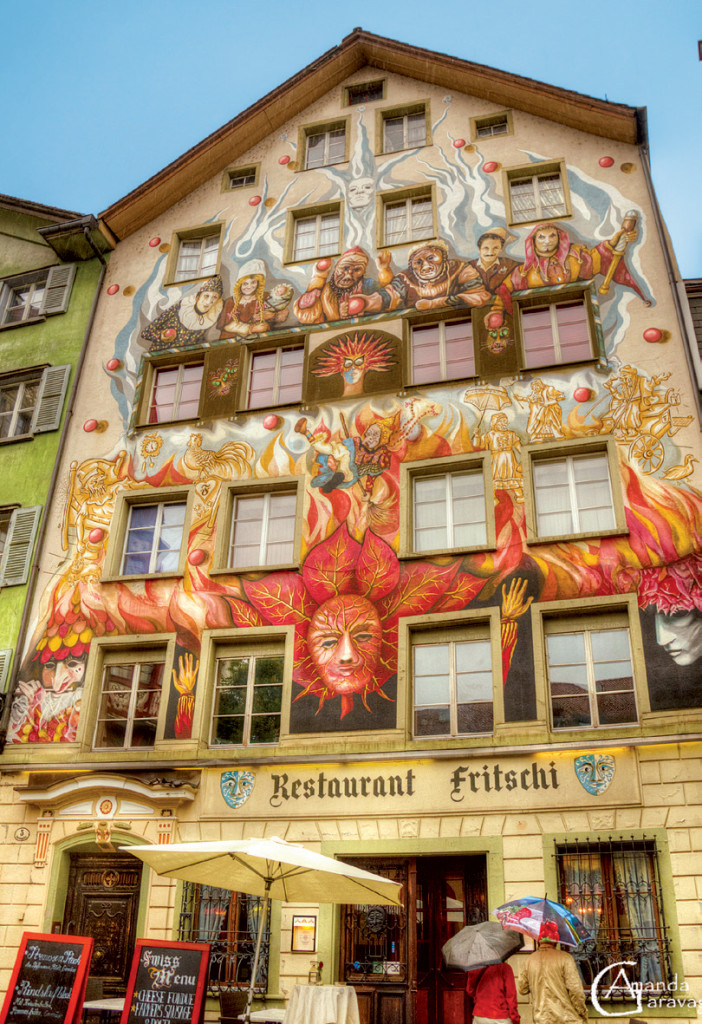 Nhà hàng Fristchi có bức tranh tường lớn nổi bật trên đường Sternenplatz