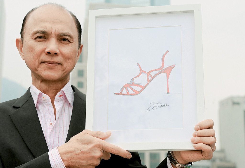 Jimmy Choo giới thiệu một mẫu phác thảo giày của chính mình trong chuyến đi tới Hồng Kông