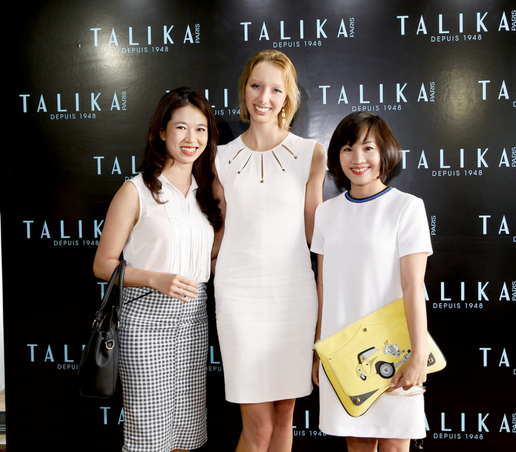 Đại diện Harper’s Bazaar Việt Nam chụp hình lưu niệm cùng cô Sina – Giám đốc xuất khẩu khu vực của Talika