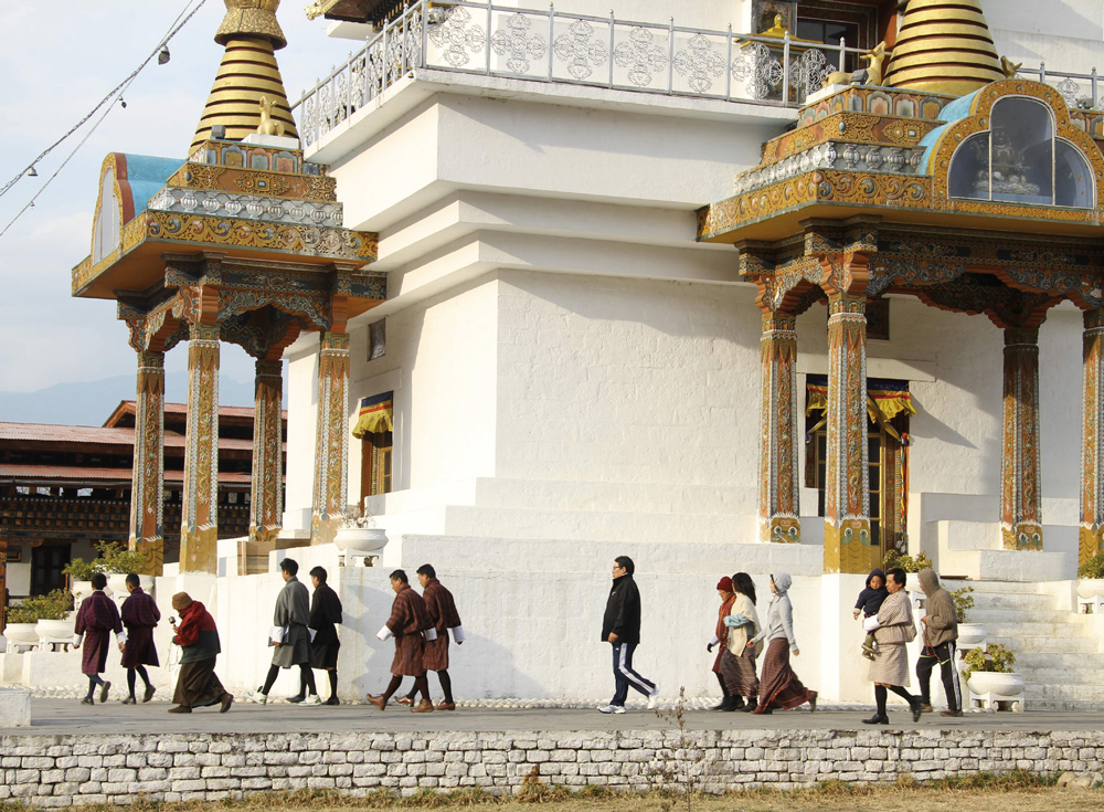 Người dân đi cầu nguyện vào buổi chiều ở thủ đô Thimphu