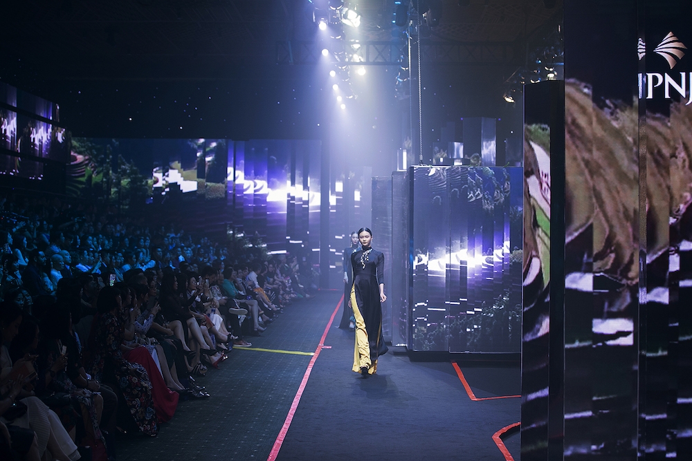 Thanh Hang va Hoang Yen fashion show lon nhat Vietnam hinh anh 1
