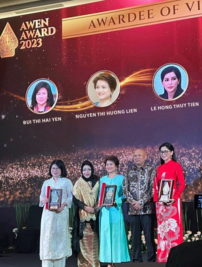 Bà Lê Hồng Thủy Tiên nhận giải cao quý tại AWEN AWARD 2023