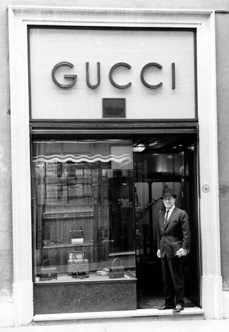 Aldo Gucci đứng trước cửa hàng Gucci ở Rome Store, 1950’s. Nguồn: Gucci