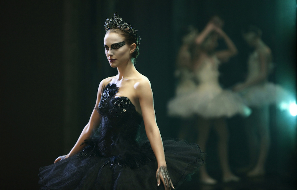  Blak Swan mang lại giải Oscar cho Natalie Portman. Hình tượng thiên nga đen trở thành nguồn cảm hứng cho nhiều nhà thiết kế, đáng chú ý nhất là bộ sưu tập trang phục cưới của Vivienne Westwood , cách đây hai năm. 