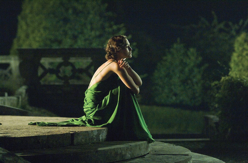 Chiếc đầm xanh của Keira Knightley trong Atonement là một trong những thiết kế đẹp nhất lịch sử điện ảnh