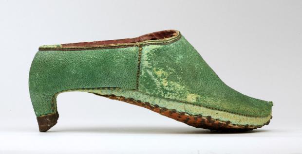 Mẫu giày Ba Tư vào thế kỷ XVII, được làm từ da ngựa và phủ những hạt mù tạt xanh lên trên. Ảnh: bảo tàng Bata Shoe