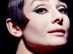 Trang điểm kiểu thập niên 1960 với Audrey Hepburn