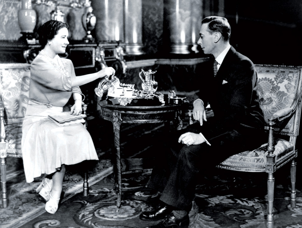 Vua George VI (1895 – 1952) và nữ hoàng Elizabeth (1900 – 2002) đang uống trà tại cung điện Buckingham năm 1948
