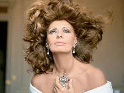 Sophia Loren – biểu tượng gắn liền với đôi mắt mèo sắc lẹm