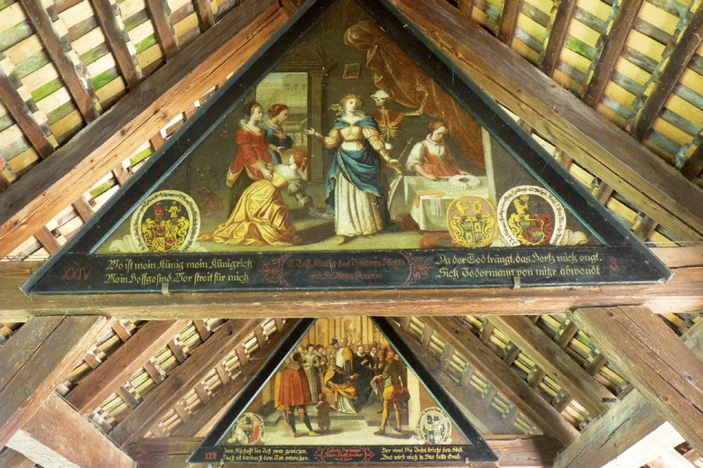 Các bức tranh cổ trên cầu Chapel