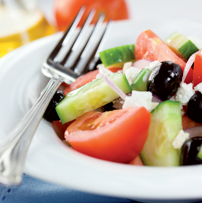 Salad Hy Lạp không chỉ giòn mát nhờ các loại củ quả mà còn có vị béo bùi của của phô-mai Feta, loại phô-mai nổi tiếng ở nước này 