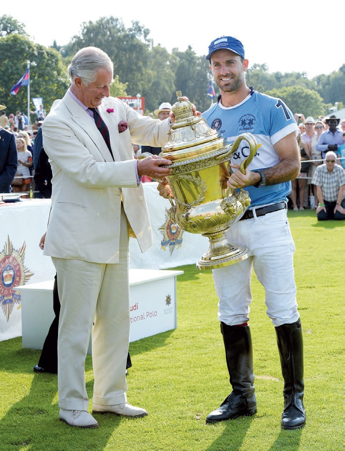 Thái tử Charles trao cúp cho đại diện đội tuyển Argentina tại Coronation Cup 2014 