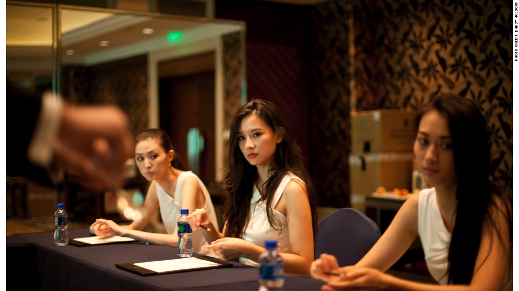 Thí sinh Hoa hậu Trung Quốc 2014 học cách ứng xử từ giáo viên trường Seatton (Ảnh Darcy Holdorf)
