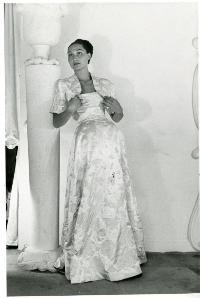 Đầm dạ hội và áo khoác bolero bằng satin và ren, thiết kế năm 1947