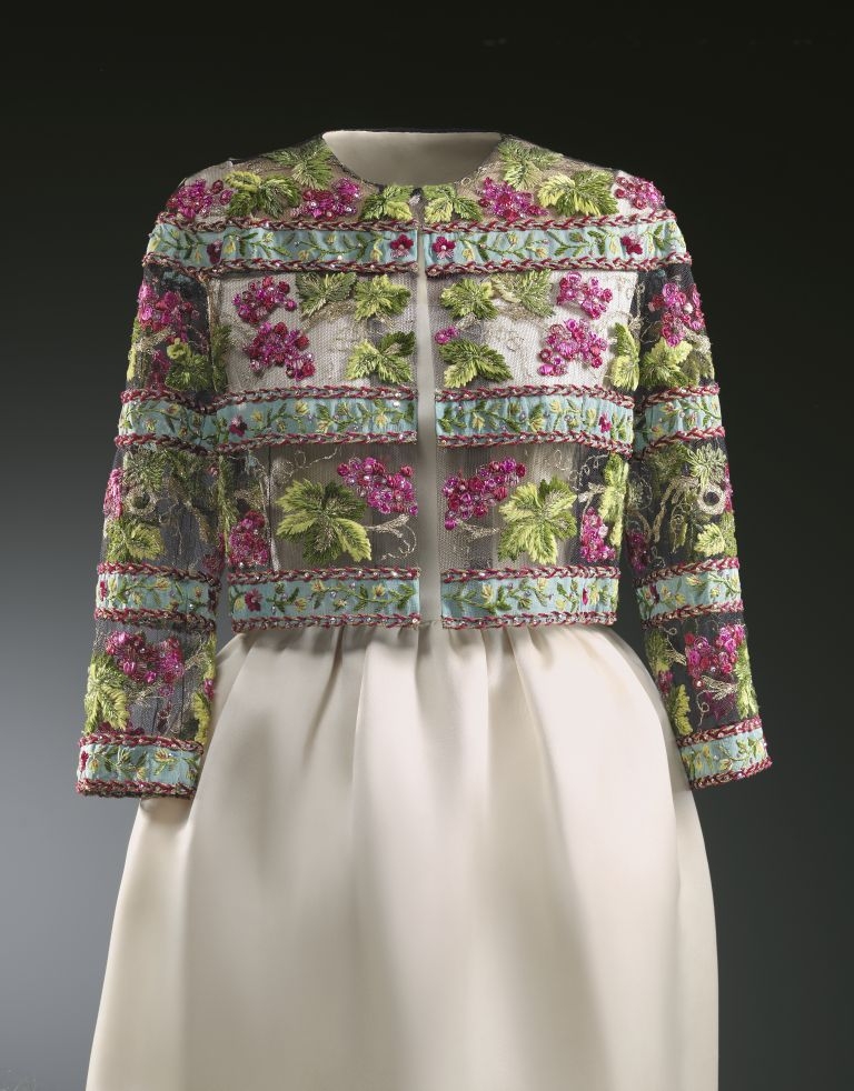 Đầm dạ hội kèm áo khoác lửng bolero thêu hoa, thiết kế năm 1959