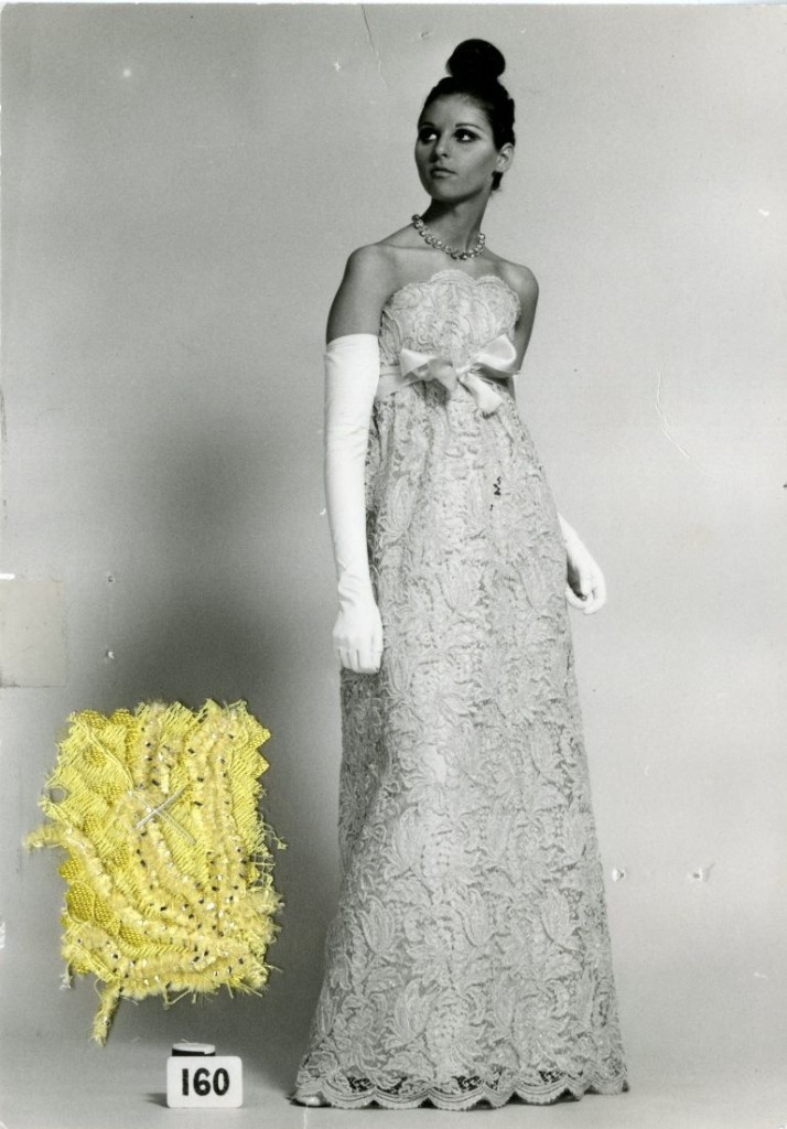 Đầm dạ hội ren với chi tiết thắt nơ to ở eo, thiết kế năm 1967
