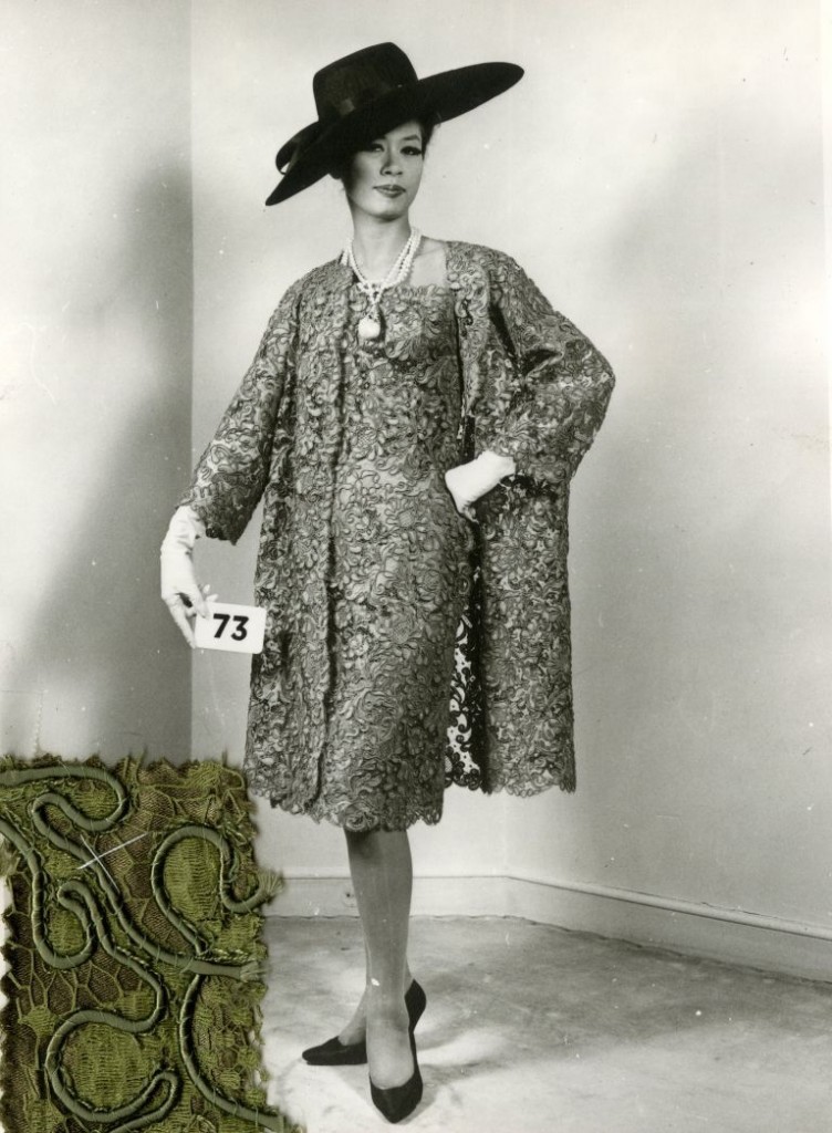 Người mẫu Tania mặc áo khoác ren và đầm cocktail đồng bộ, thiết kế năm 1963 