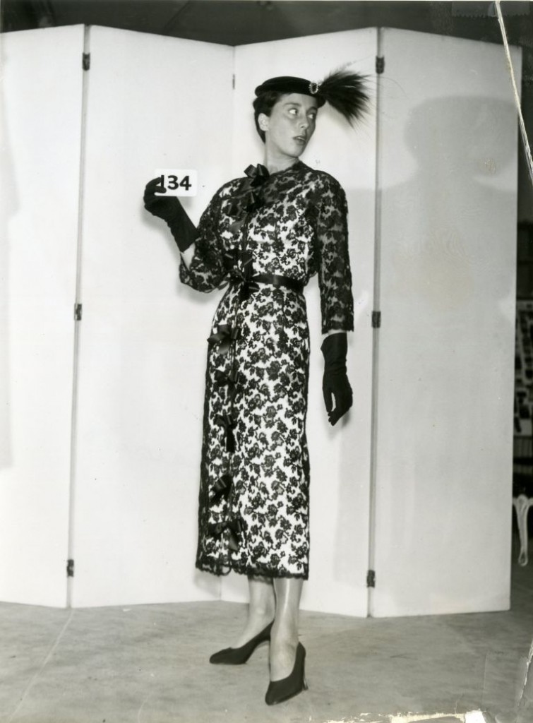 Áo khoác dài bằng ren và đầm cocktail, thiết kế năm 1953