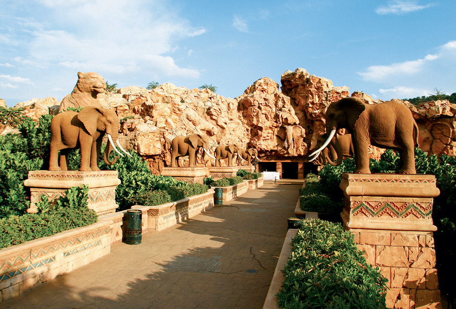 Khu tượng đài mô tả động vật hoang dã trong resort Palace of the Lost City 
