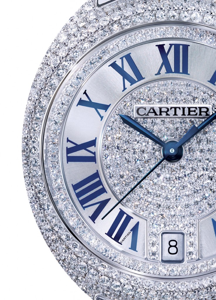 Mặt đồng hồ sử dụng hoa văn trang trí guilloché và những con số La Mã biểu trưng của Cartier