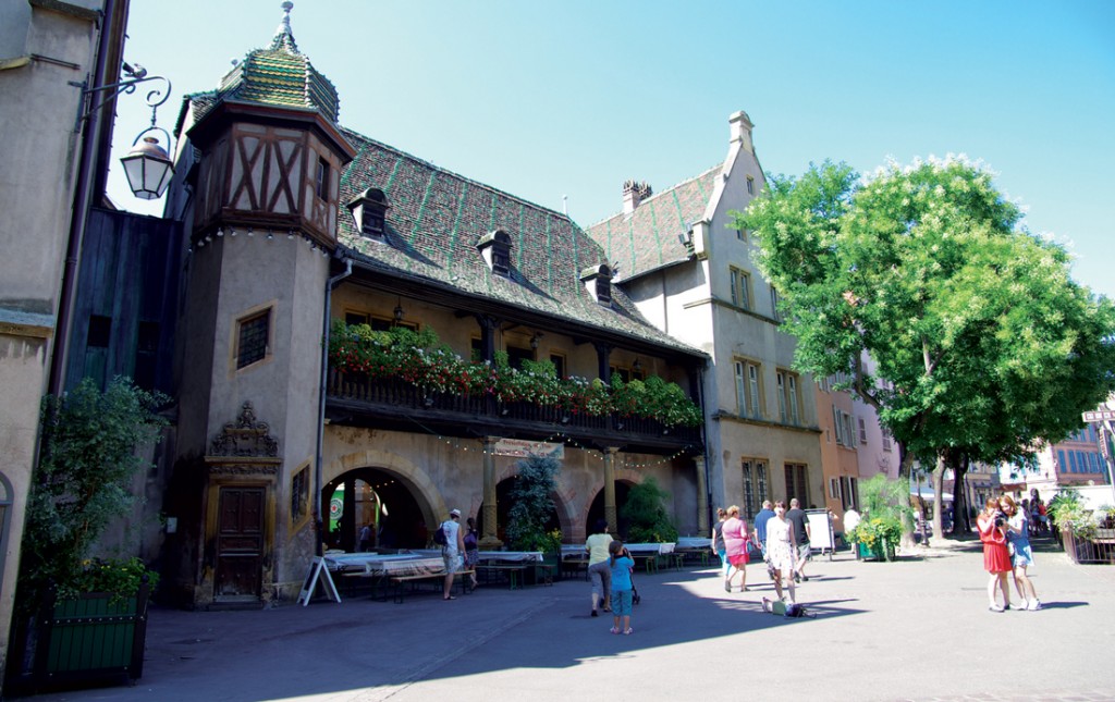 Nhà hàng Koifhus nằm trong một căn nhà cổ, nơi bạn có thể thưởng thức các món ăn ngon của Colmar như tarte flambée, choucroute...
