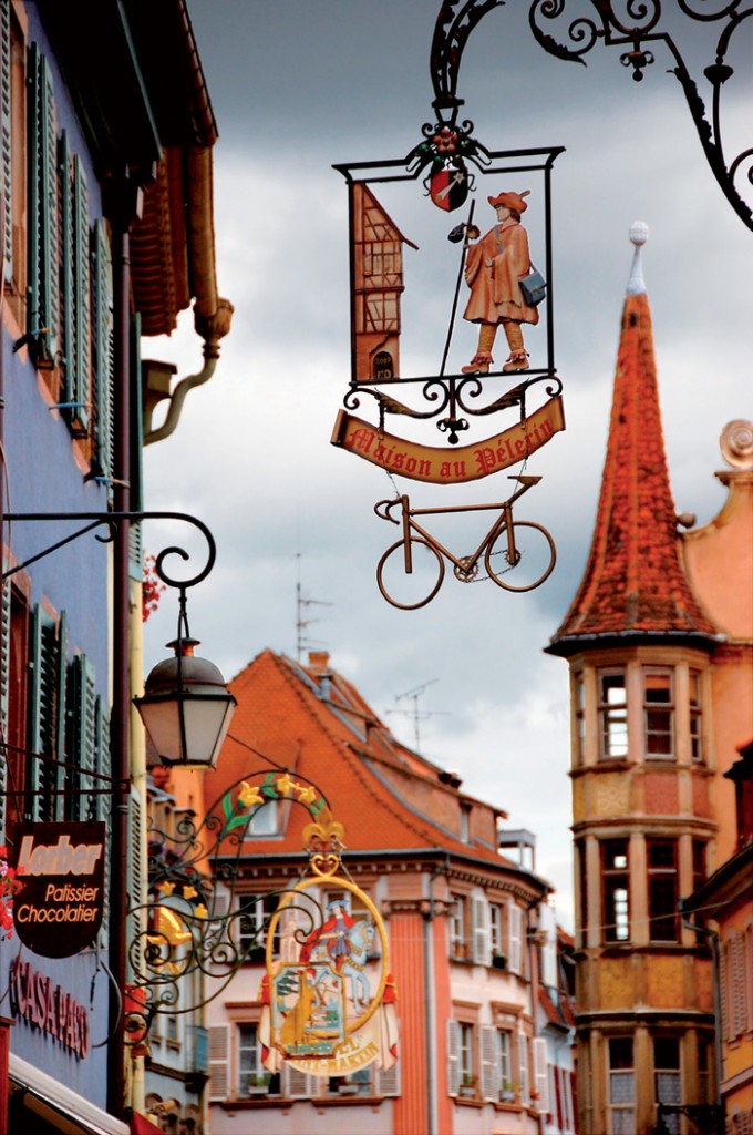 Cách thiết kế biển hiệu đặc trưng cho các nhà hàng, quán cafe trong phố cổ ở Colmar