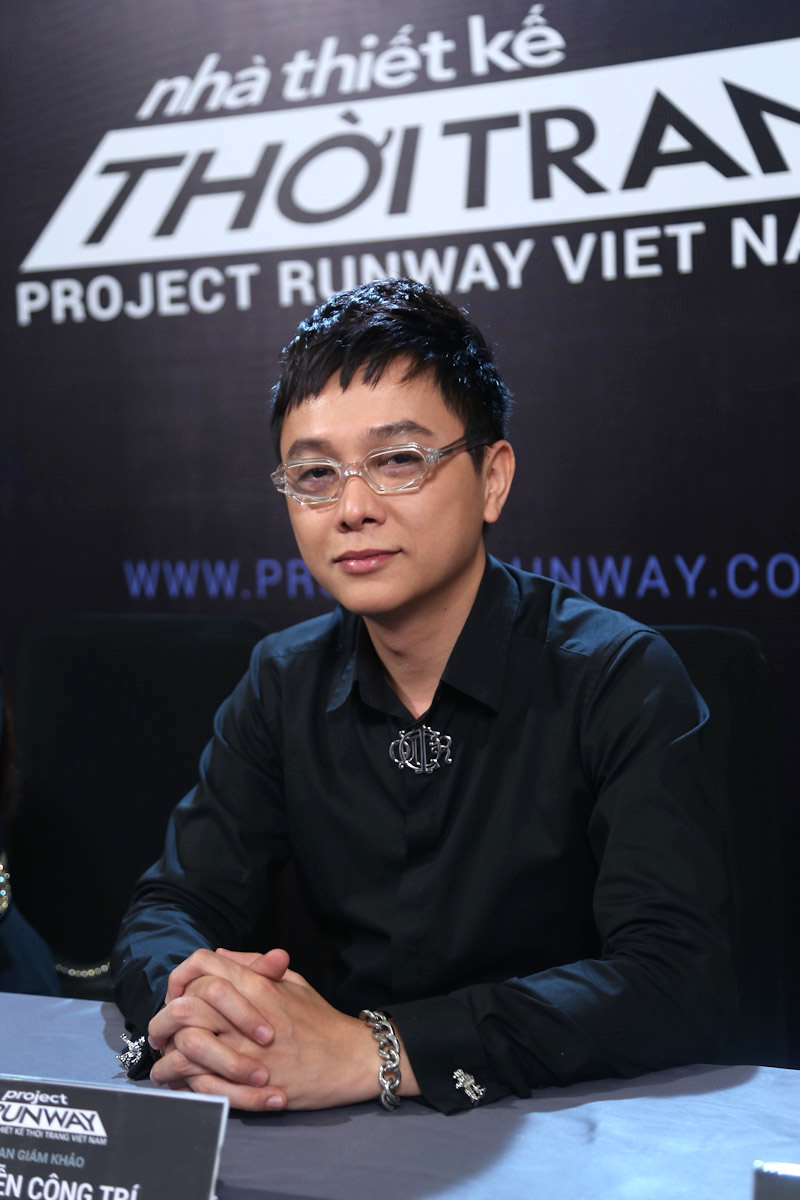 Nhà thiết kế Nguyễn Công Trí lựa chọn veston đen của thương hiệu KIN Concept.