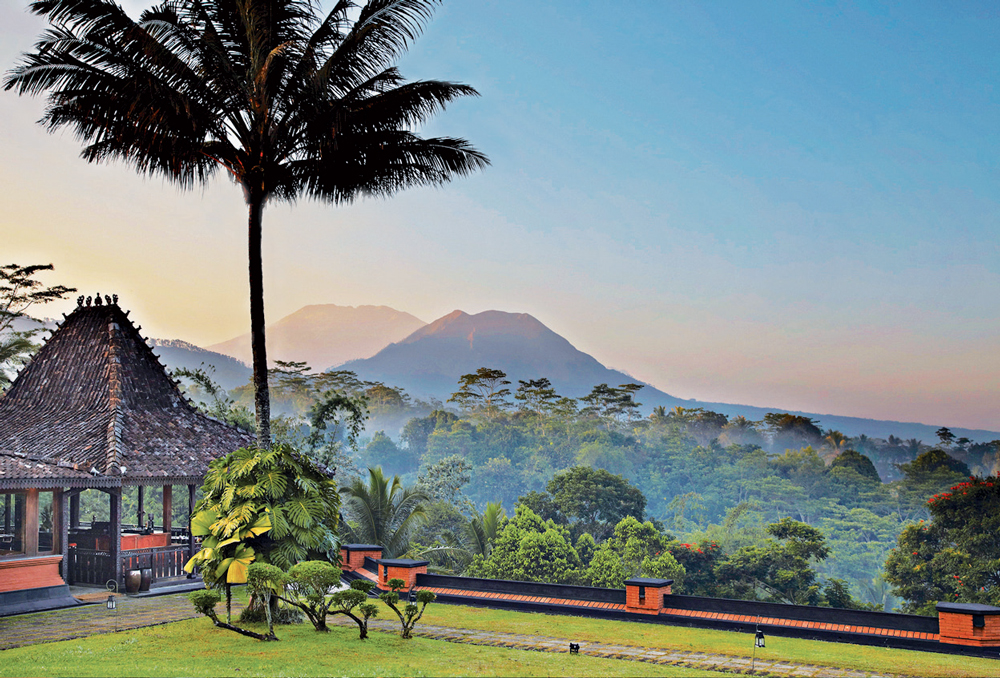 Đứng ở bất cứ đâu trong resort, bạn đều có thể chiêm ngưỡng cảnh sắc của tám ngọn núi lửa xung quanh 