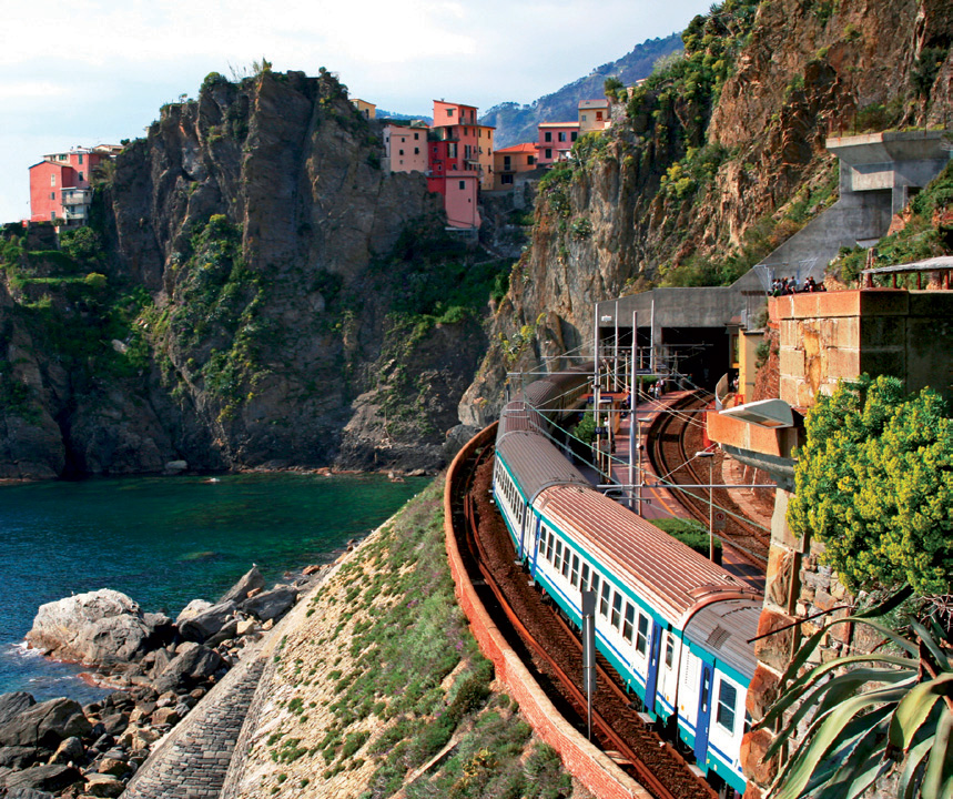 Đoàn tàu chạy trên triền núi, một cung đường lãng mạn để vào Cinque Terre 