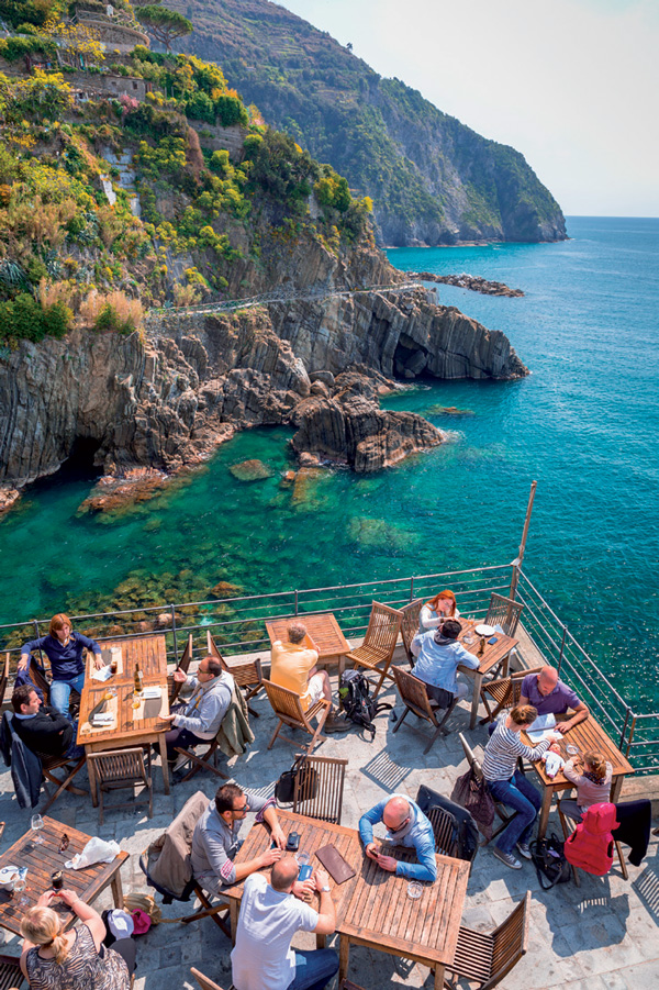 Nhà hàng có tầm nhìn ra biển tại làng Riomaggiore 