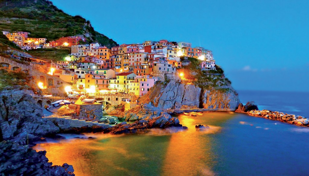 Cinque Terre lộng lẫy trong ánh đèn, đẹp như nàng công chúa ngủ quên