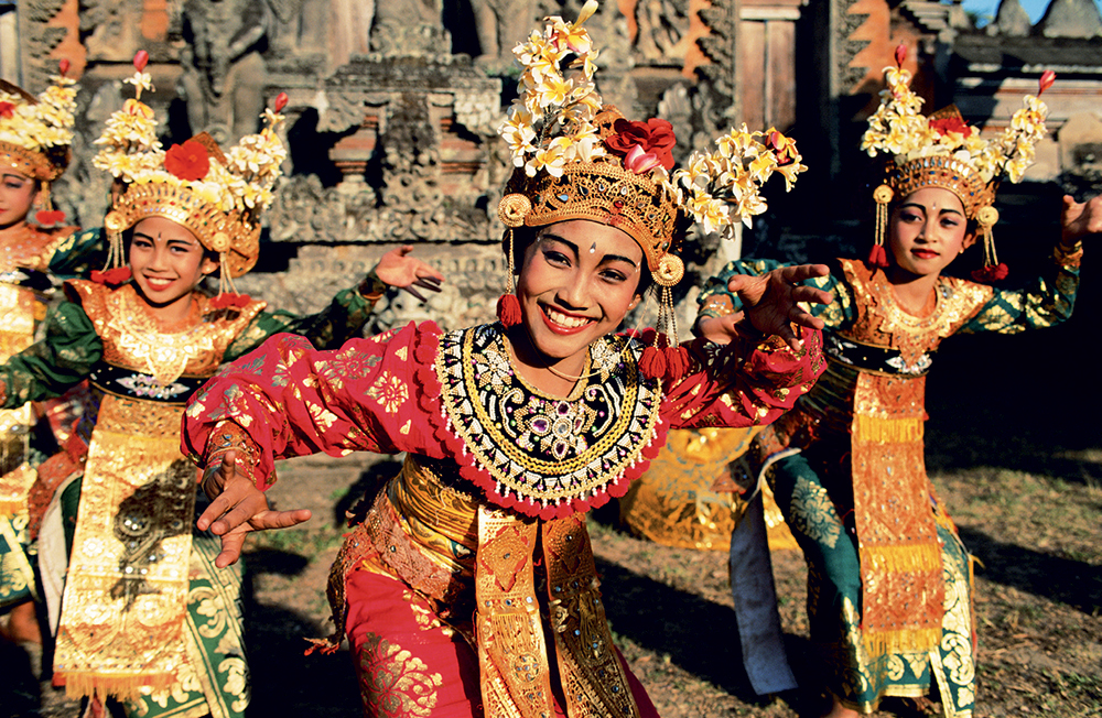 Xứ sở vạn đảo Indonesia với gần 3.000 điệu múa truyền thống nên nơi đây không khi nào ngớt các buổi biểu diễn âm nhạc và múa dân gian 