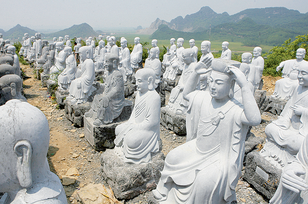 500 bức tượng La Hán được đặt dọc bên sườn đồi lối lên chùa Bái Đính 