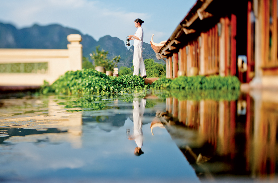 Emeralda Resort Ninh Bình có thiết kế theo kiểu kiến trúc đặc trưng của Việt Nam, làm từ các nguyên vật liệu gỗ, tre, nứa mang lại cảm giác thân thiện với môi trường tự nhiên. 