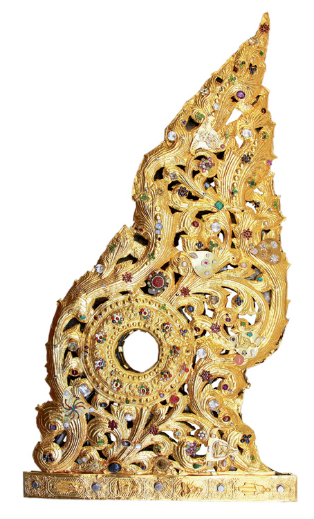 Vàng và đá quý là nguồn gốc sự thịnh vượng của đất nước Myanmar. Từ xa xưa, người dân đất nước này đã coi vàng và đá quý là vật thân thuộc. Họ dát vàng, chạm khắc đá quý trên chùa chiền, các tòa cung điện hay những công trình quan trọng.  