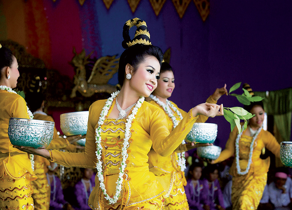 Phụ nữ Myanmar biểu diễn điệu múa dân gian trong lễ hội Thingyan  