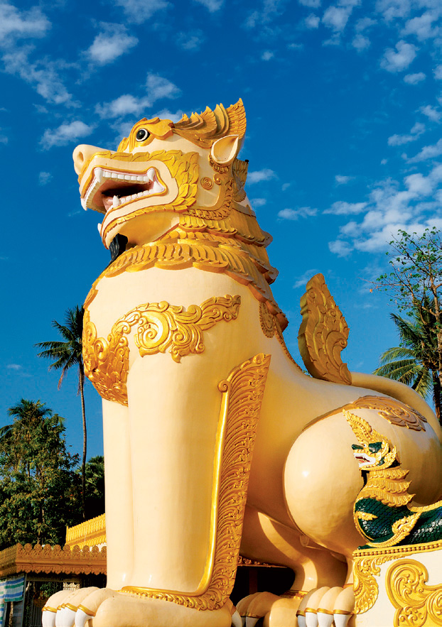 Bức tượng sư tử khổng lồ ở cổng chùa Shwedagon  