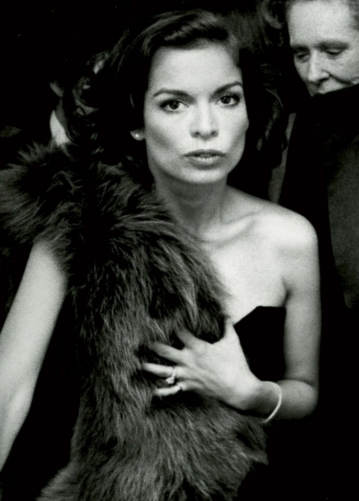Bianca Jagger ở triển lãm The Glory of Russian Costume tại bảo tàng nghệ thuật Metroplitan New York năm 1976 