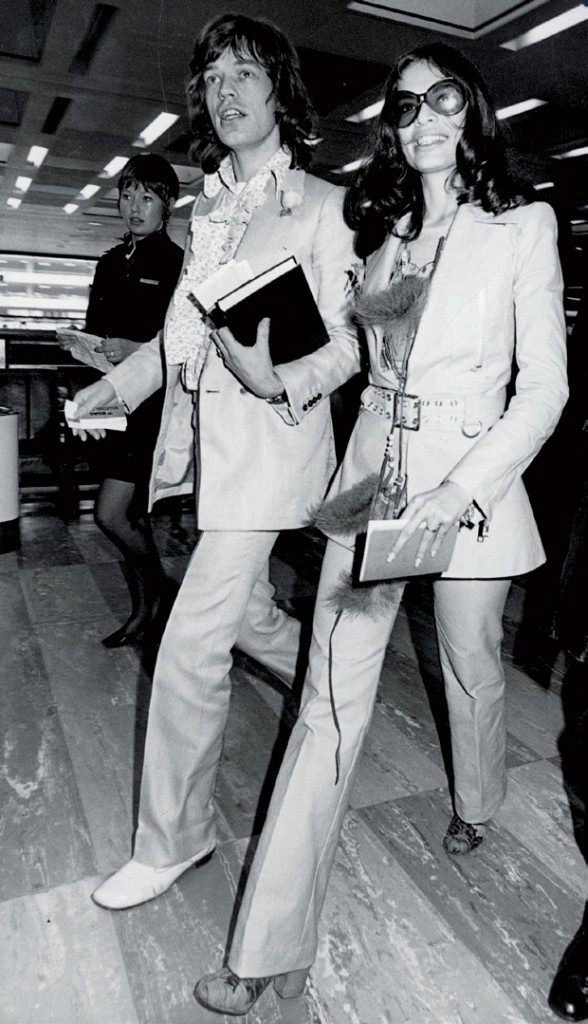Với Mick Jagger tại sân bay Heathrow, London (Anh), ngày 25–11–1970 