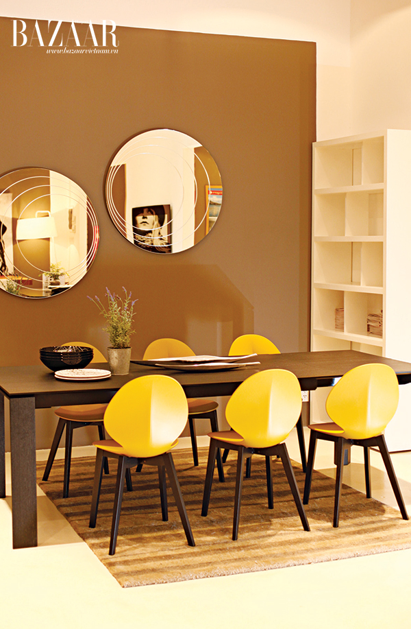 Bộ ghế màu vàng mang đến cảm giác tươi mát cho phòng ăn