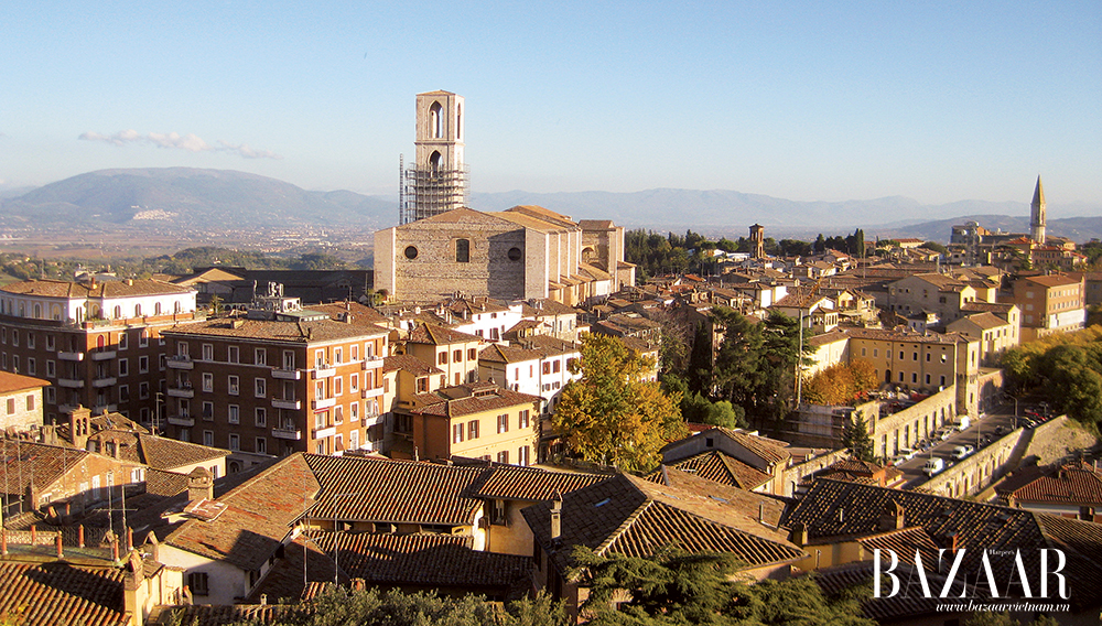 Một góc phố Perugia, thủ phủ Umbria, vào thời khắc chớm thu khi rặng cây bắt đầu thay lá 