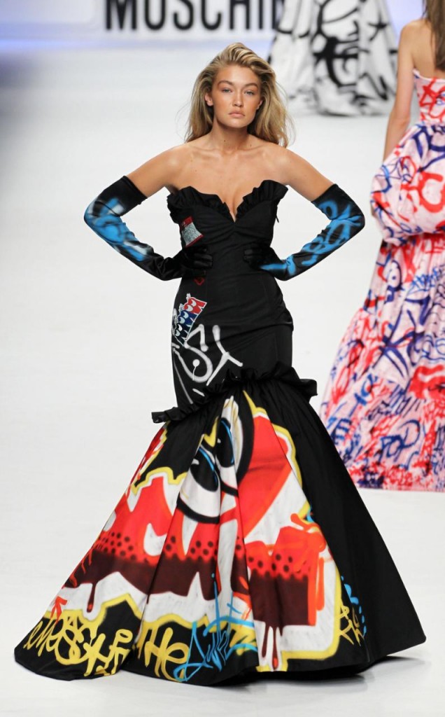 Gigi Hadid là người đầu tiên mặc thiết kế này trình diễn trong show runway Thu Đông 2015 của Moschino