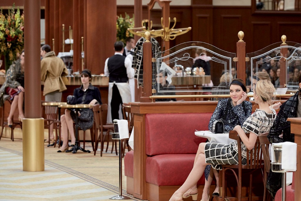 Nhà hàng Pháp được phục dựng như thật để làm sàn catwalk cho Chanel Fall Winter 2015 – 2016 