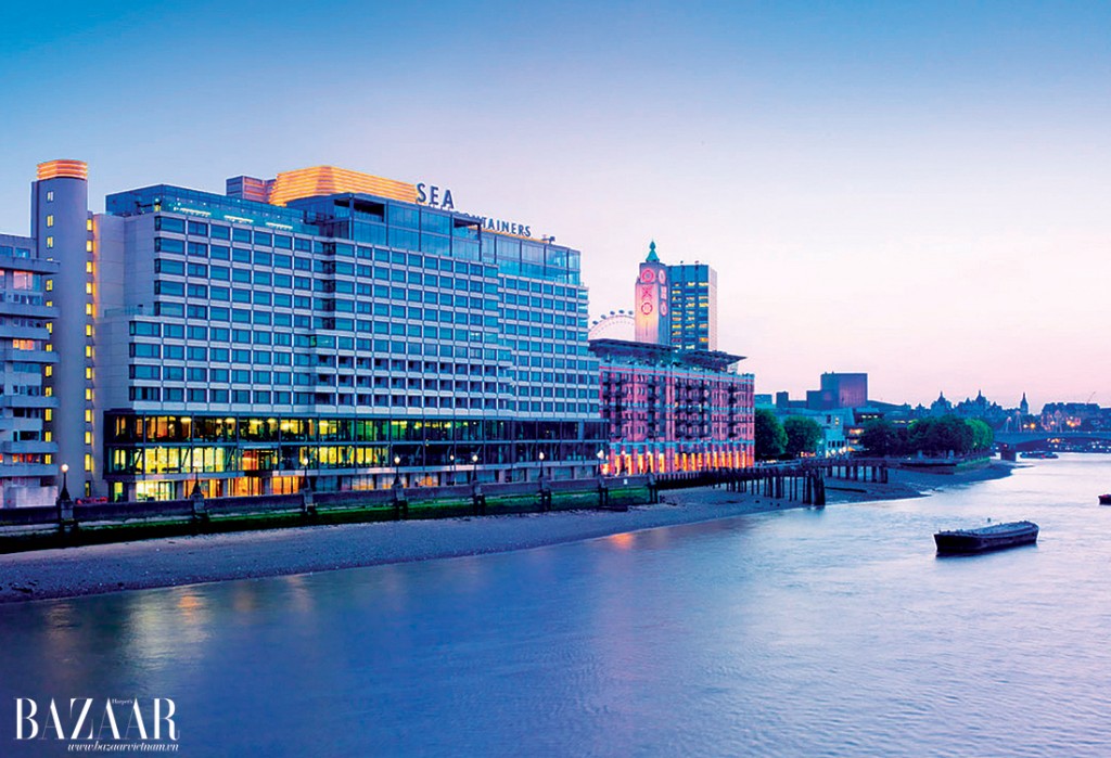 Khách sạn nằm bên bờ sông Thames