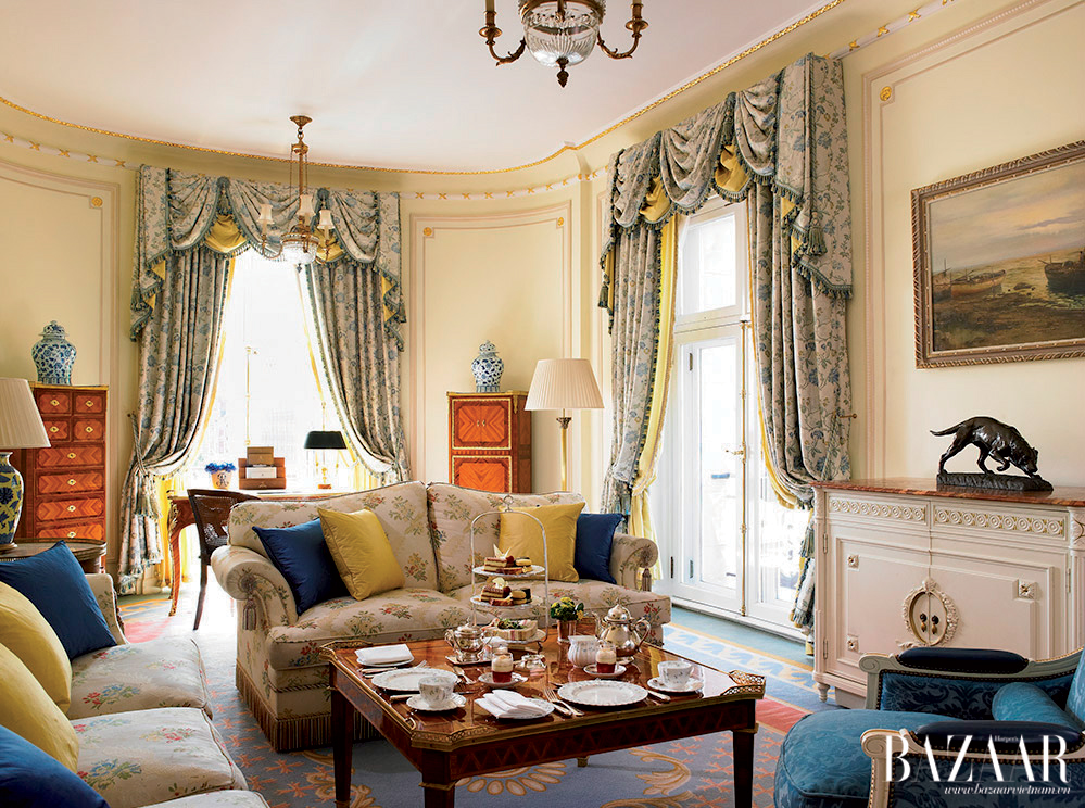 Nghỉ ở The Ritz, bạn có thể thưởng thức trà chiều tại phòng theo yêu cầu