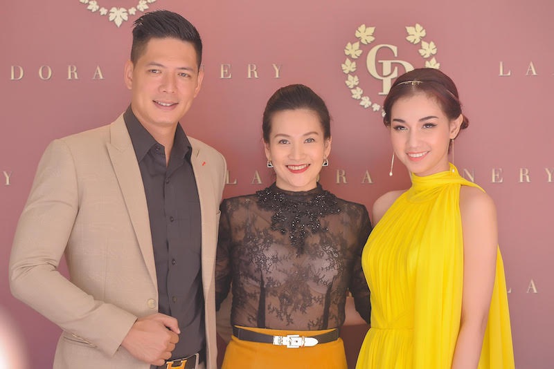 Quỳnh Chi bên vợ chồng người mẫu, MC Bình Minh 