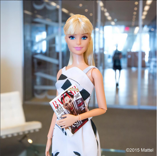 Barbie đang cầm trên tay tạp chí Harper's Bazaar Mỹ số tháng 9
