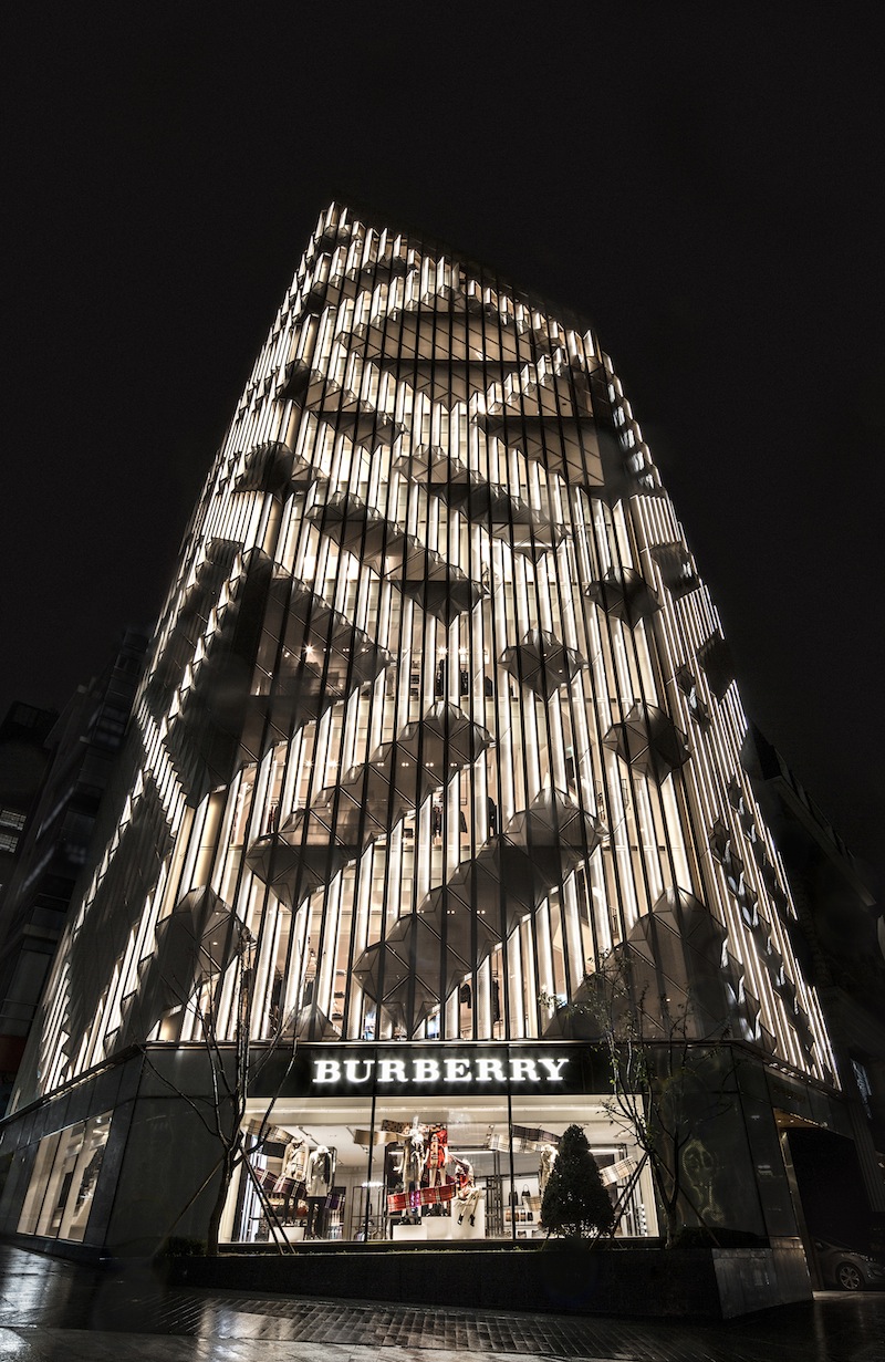 Tham quan cửa hàng flagship hoành tráng đầu tiên của Burberry tại Seoul |  Harper's Bazaar Việt Nam