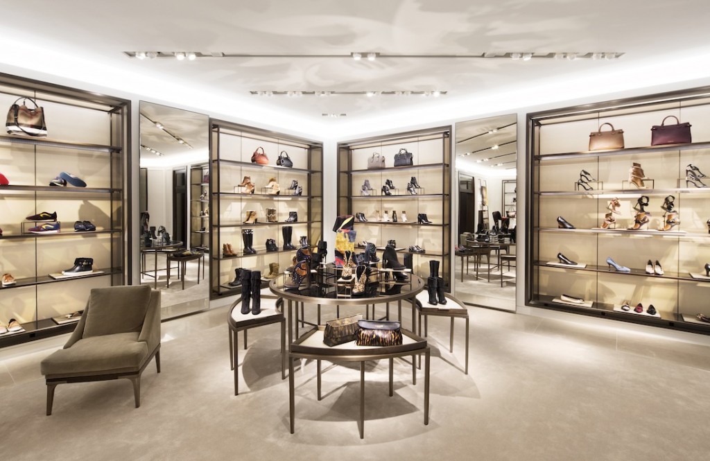 BURBERRY-2015_STORE_IMAGES_KOREA_SEOUL_RGB_CROPPED_15