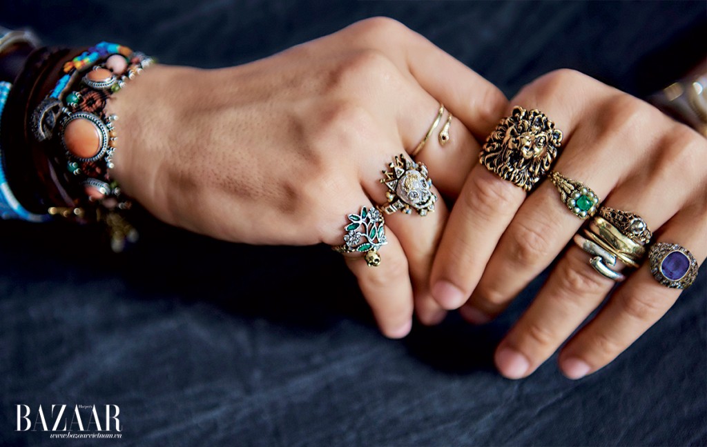 Tay của Alessandro Michele đeo đến 9 chiếc nhẫn, trong đó chiếc nhẫn đầu sư tử là mẫu thiết kế của anh dành cho Gucci mùa thu đông 2015 